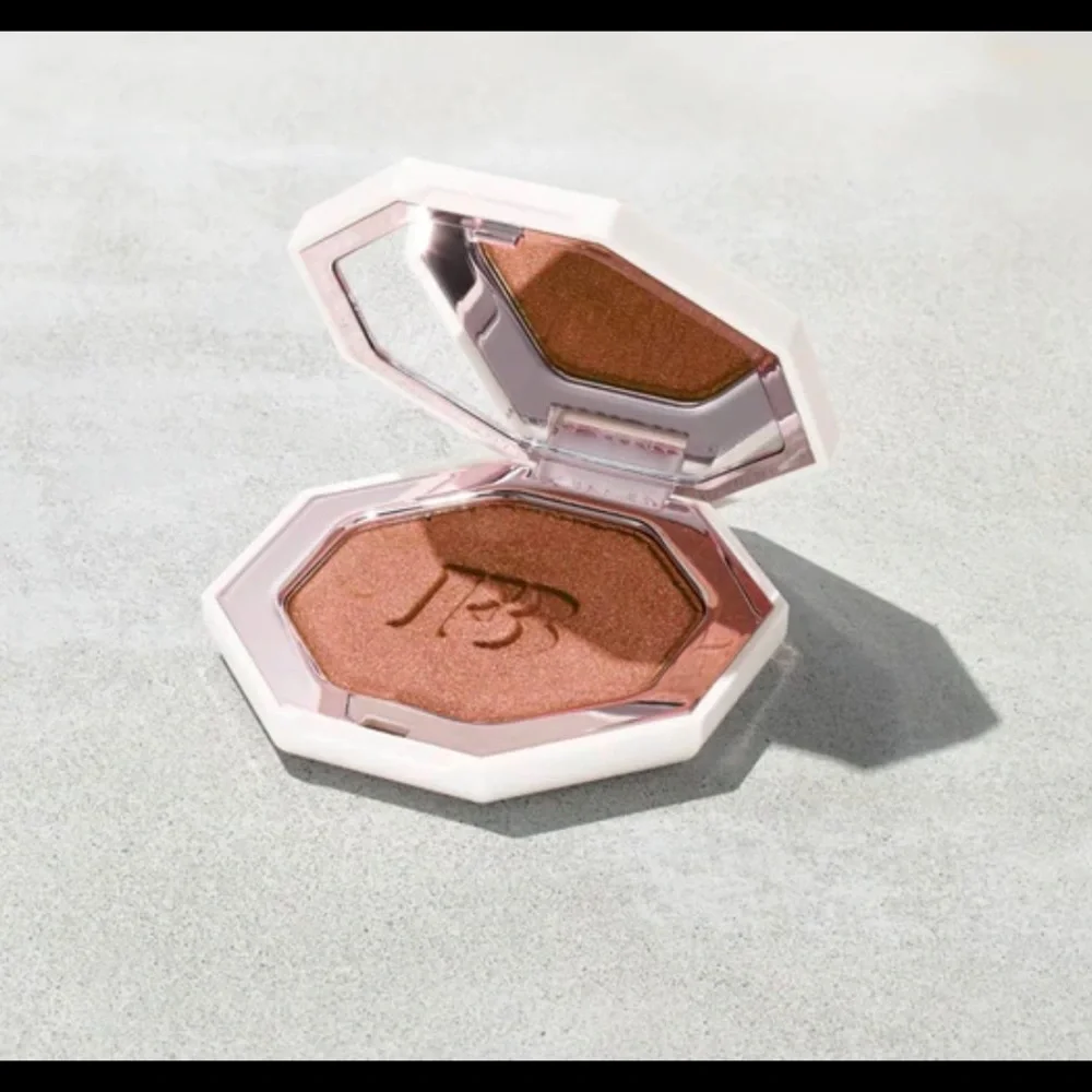 ***SOLD*** Fenty Beauty: Killawatt Foil Freestyle Highlighter - Picture 1 of 2